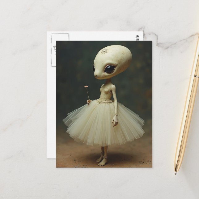 Carte Postale Unique Cute Alien in a Dress (Devant/Arrière en situation)