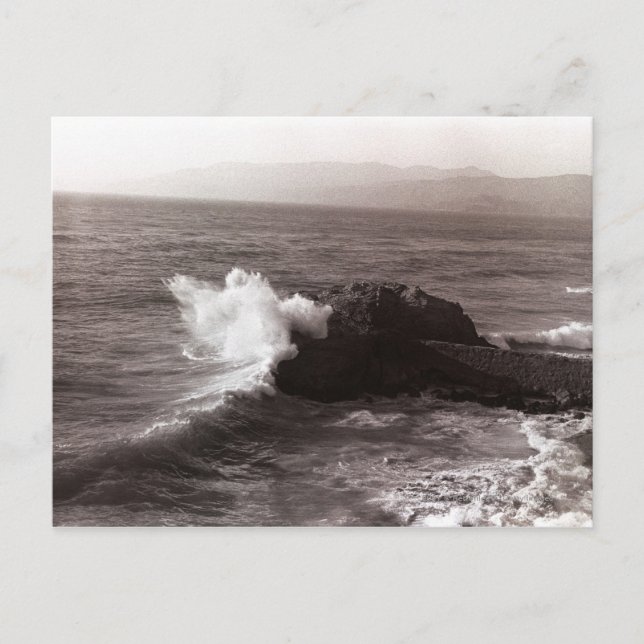 Carte Postale Vagues de mer se brisant contre la roche (Devant)