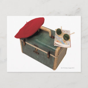 Carte Postale Valise, béret, carte, et lunettes de soleil