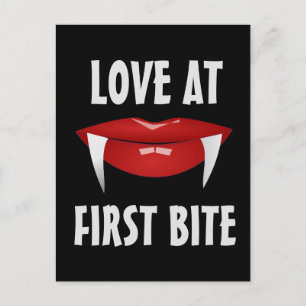 CARTE POSTALE VAMPIRE FEMME LIPS ROUGE AIMER PREMIER BITE