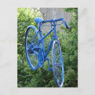 Carte Postale Vélo suspendu au-dessus de la rue