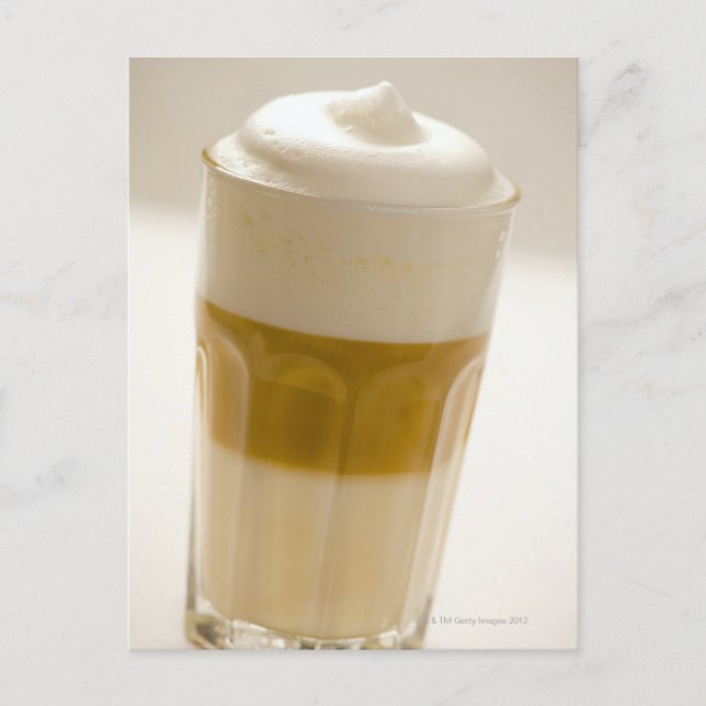 Carte Postale Verre de latte macchiato, gros plan (Devant)