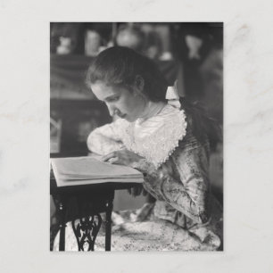 Carte Postale Victorian girl lecture d'un livre