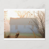 Vieille ferme dans le brouillard à Sunrise