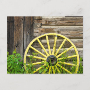 Carte Postale Vieille roue de chariot dans une vieille ville aur