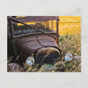 Carte Postale Vieille voiture abandonnée dans les hautes herbes