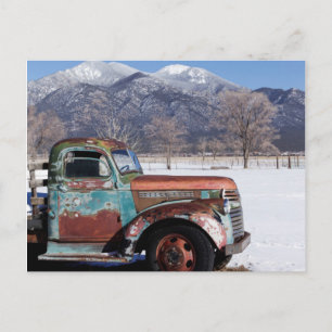 Carte Postale Vieux camion assis dans le champ