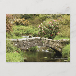 Carte Postale Vieux pont en pierre à travers un courant en parc