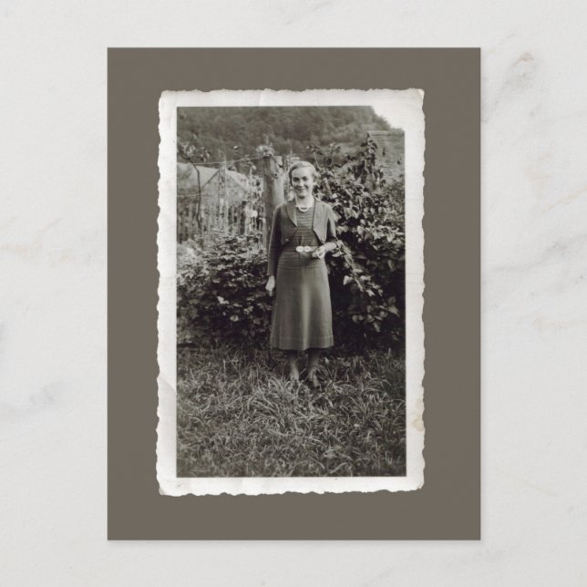 Carte postale vintage - Jeune femme dans le vignob (Devant)