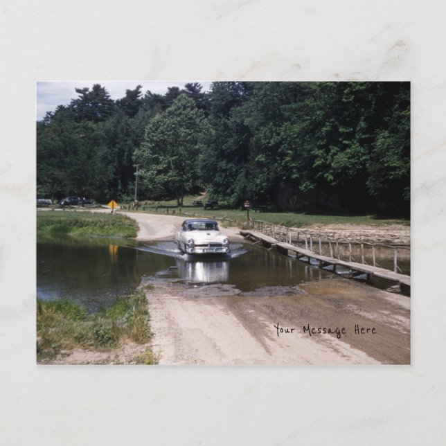 Carte Postale Voiture de collection traversant l'eau dans un par (Devant)