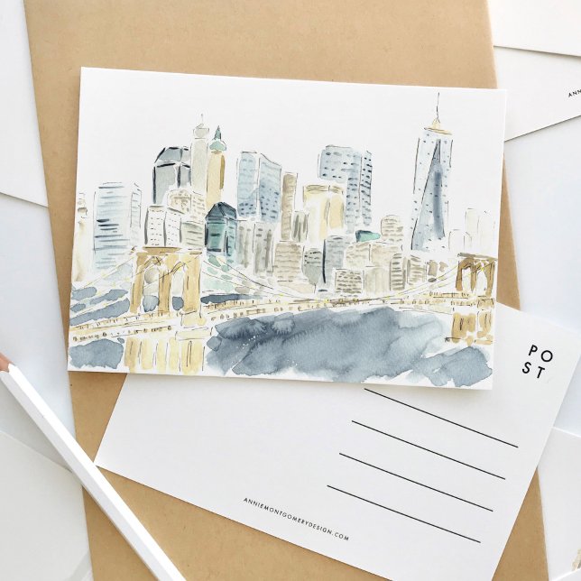 Carte postale Voyage Skyline de New York (Watercolor New York City skyline postcard featuring the Brooklyn Bridge.)