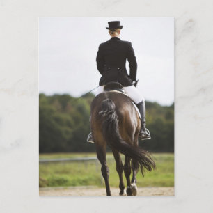 Carte Postale vue arrière du coureur de dressage féminin en exer