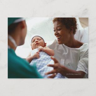 Carte Postale vue rapprochée élevée d'un médecin qui remet un no
