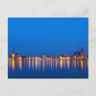 Carte Postale Vue sur la ville de Rostock en Allemagne la nuit