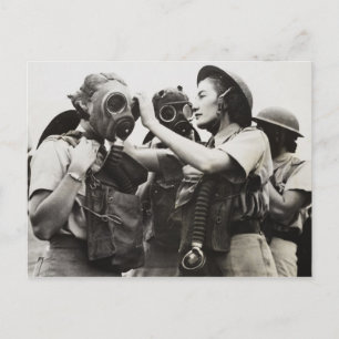 Carte Postale WAAF portant des masques à gaz