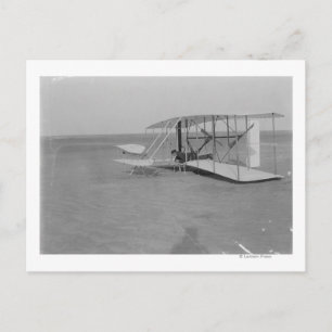 Carte Postale Wilbur Wright dans un avion endommagé après