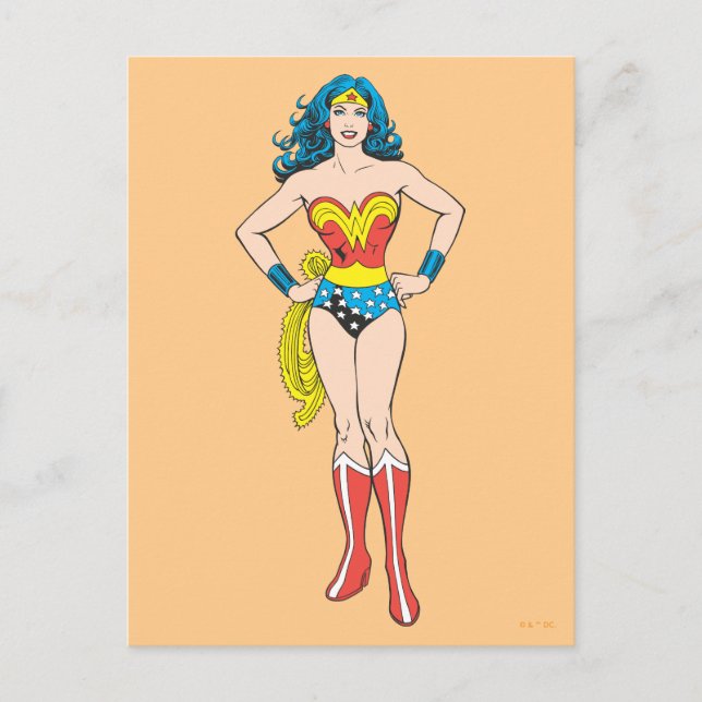 Carte Postale Wonder Woman tient sur les hanches (Devant)