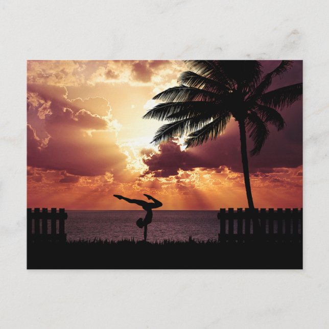 Carte Postale Yoga sur la plage au coucher du soleil (Devant)