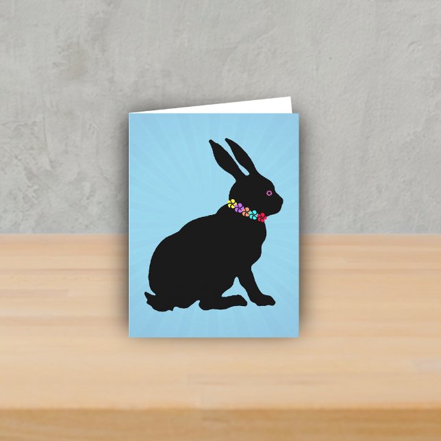 Carte Profil latéral assis Fleurs de lapin noir Oeil ros (Black silhouette sitting rabbit wearing colourful flowers on Spring or Easter blue note card.)