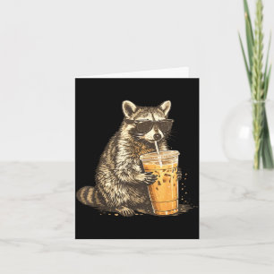 Carte Raton laveur drôle buvant du café glacé mème anima