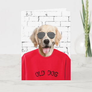 Carte récupératrice d'or d'anniversaire en t-shirt rouge