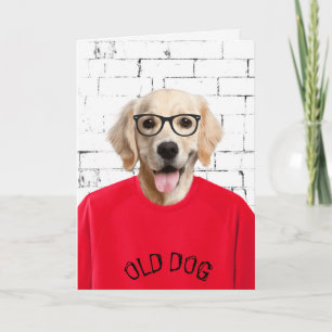 Carte récupératrice d'or d'anniversaire en t-shirt rouge