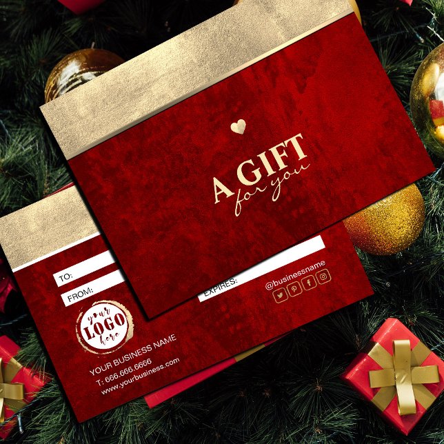 Carte Rouge Moody foncé avec égratignure et Coeur Gold F (For the ones who love a dramatic touch #Christmas #holiday #zazzlemade #royalred #scratch #addlogo)