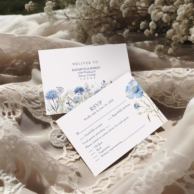 Carte RSVP Boho Fleur sauvage bleu français mariag (Boho French Blue Wildflowers Wedding RSVP Card on a boho romantic wedding table.)