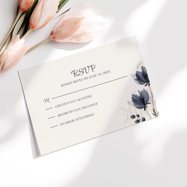 Carte RSVP de mariage pour les fleurs grises (Gentle Gray Flowers Wedding RSVP Card on a white table)