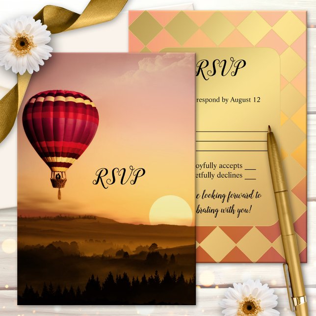 Carte RSVP de mariage Sunset Balloon à air chaud (RSVP card featuring a hot air balloon with a couple silhouette over a dreamy landscape at sunset)