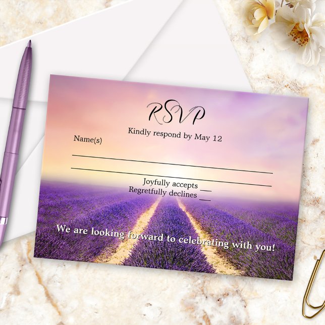 Carte RSVP du Mariage campagnard de champ de fleur (Wedding RSVP card featuring a painting of a lavender flower field in dreamy lilac, violet and purple)