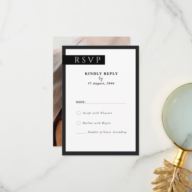Carte RSVP mariage noir et blanc intemporelle (Devant/Arrière en situation)