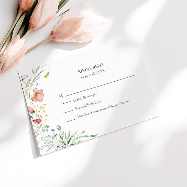 Carte RSVP Meadow Wedding Fleur sauvage colorée (Colorful Wildflower Meadow Wedding RSVP Card on a white table with tulips)