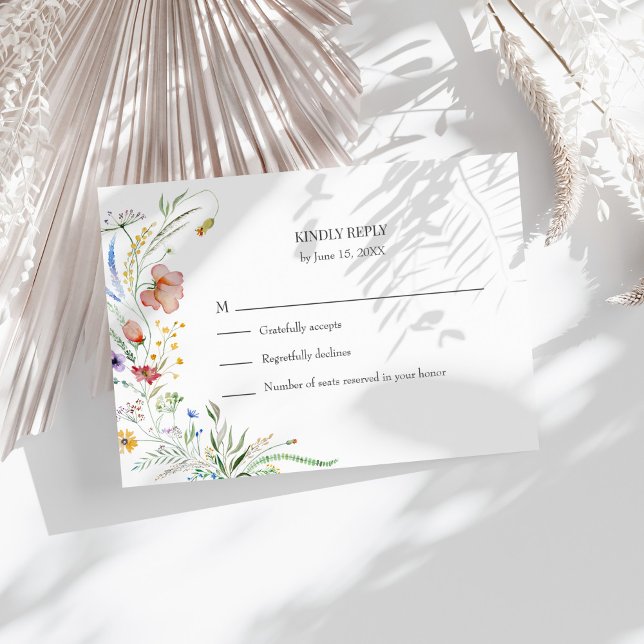 Carte RSVP Meadow Wedding Fleur sauvage colorée (Colorful Wildflower Meadow Wedding RSVP Card on a sunny table with boho neutral dry botanicals)