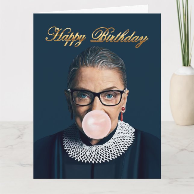 Carte Ruth Bader Ginsburg Soufflant Un Bubble Gum Rose (Devant)