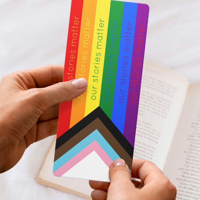 Carte Signet d'indicateur arc-en-ciel d'intersection gay (Mockup of bookmark held in hands. Hands from image by Freepik.)