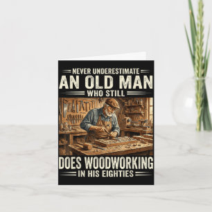 Carte Sous-estimer un vieil homme qui fait de la menuise