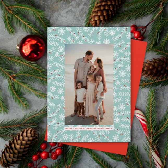 Carte Succursale et cadre de flocage de neige Noël (a modern pattern of evergreen branches with berries and snowflakes frame one family photo)