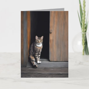 Carte Tabby Chat d'anniversaire à la porte de la grange