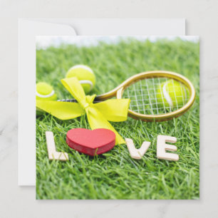 Carte Tennis balle et raquette sur herbe verte avec amou