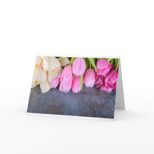 Tulipes roses fraîches sur fond de pierre grise