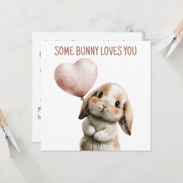 Carte Un certain lapin vous aime avec un ballon en forme (Devant/Arrière en situation)