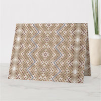 Un tapis marron affichant un design symétrique