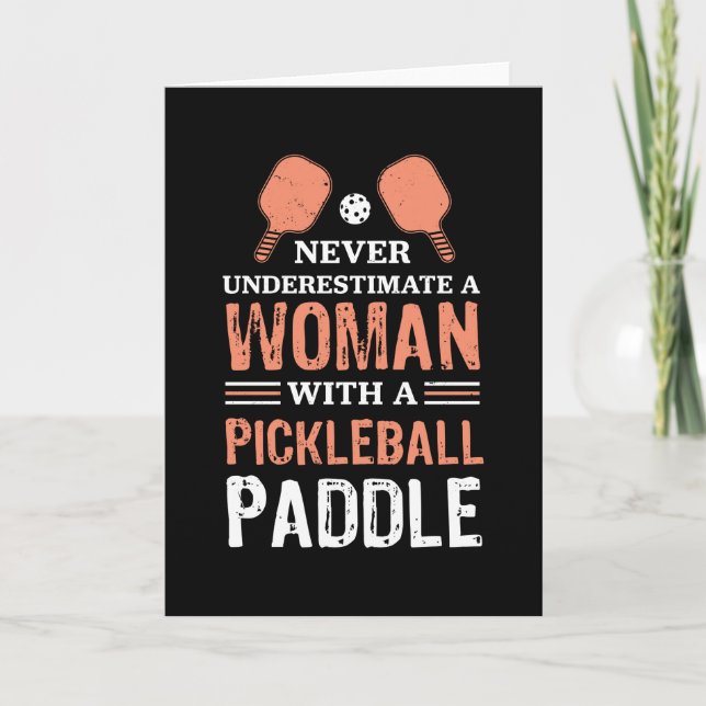 Carte Une femme avec un cadeau Pickleball Paddle (Devant)