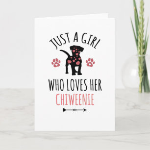 Carte Une fille qui aime le chien de Chiweenie qui offre