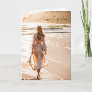 Carte Une jeune femme marche sur la plage pour l'anniver