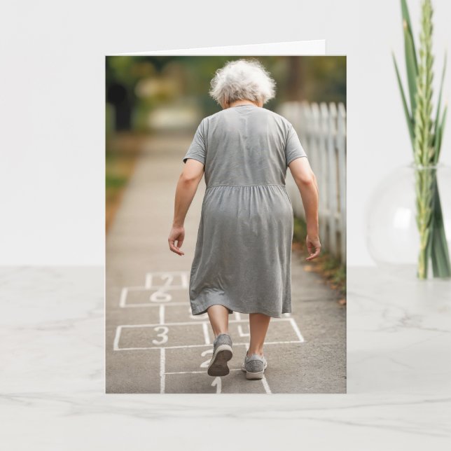 Carte Vieille Dame Jouant Hopscotch Humour d'anniversair (Devant)
