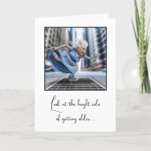 Carte Vielle Dame Dansant Sur City Street