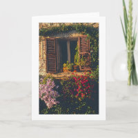 VIEUX BLDG DE PIERRE. FENÊTRE EN BOIS AVEC TISSUS 