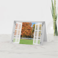 Vue de l'arbre de chêne d'automne dans la fenêtre
